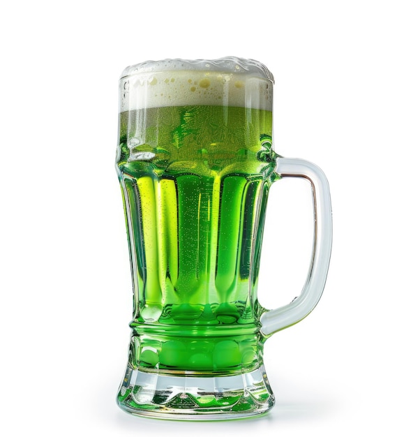 Vaso di vetro con birra verde isolata su sfondo bianco