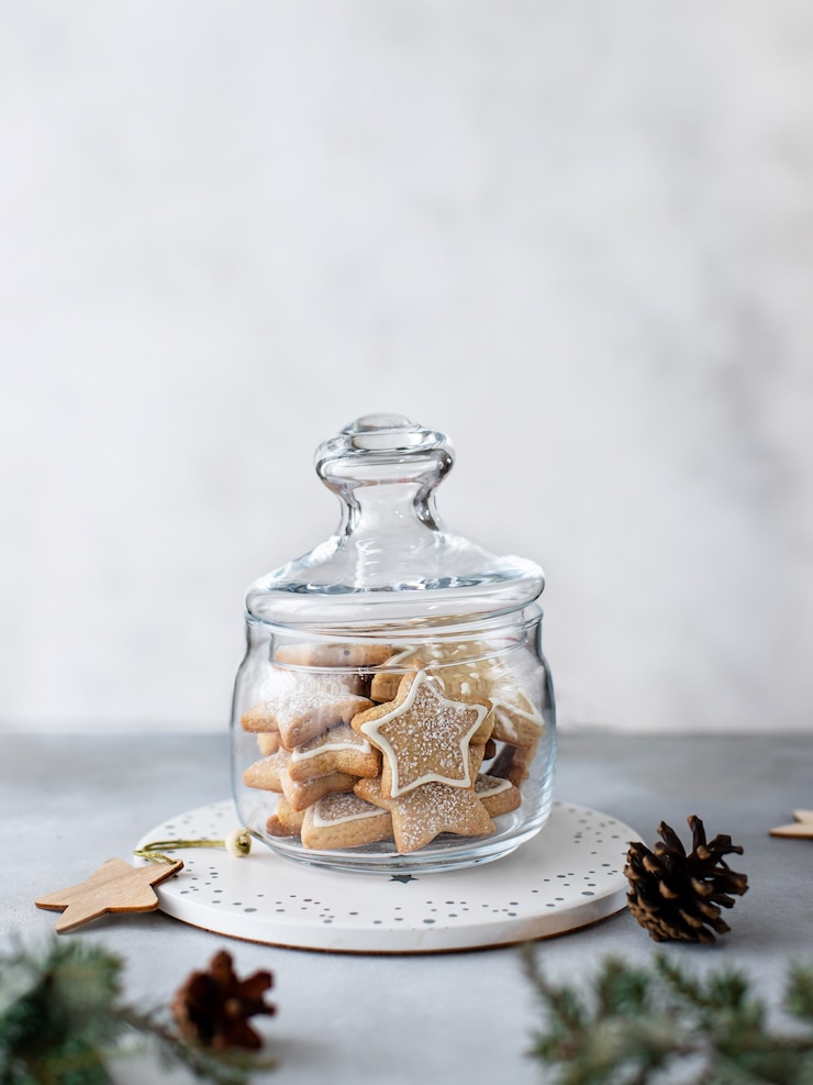 Foto vaso di vetro con biscotti di natale