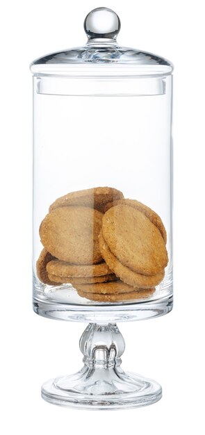 Vaso di vetro con biscotti isolati su bianco