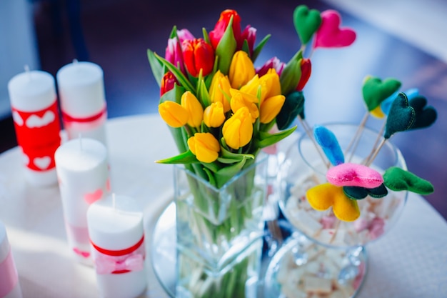 Vaso di vetro con bouquet di tulipani rossi, gialli e rosa