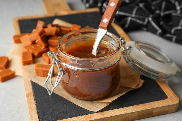 Vaso di vetro con caramello salato e spazio di caramelle per il testo