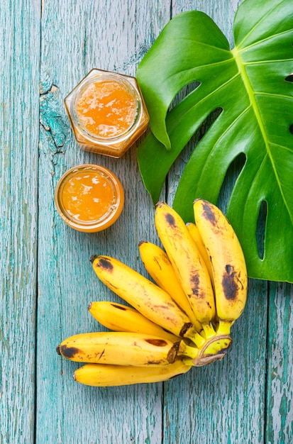 Vaso di vetro con marmellata di banana