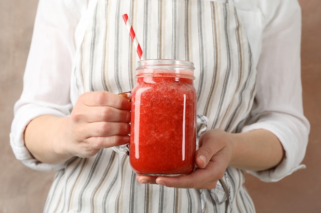 Vaso di vetro della stretta della donna del cocktail della fragola