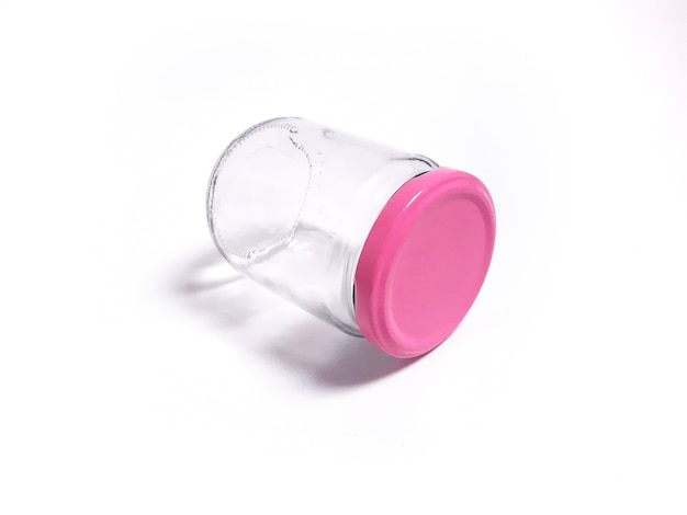 Vaso di vetro vuoto con tappo rosa isolato su sfondo bianco