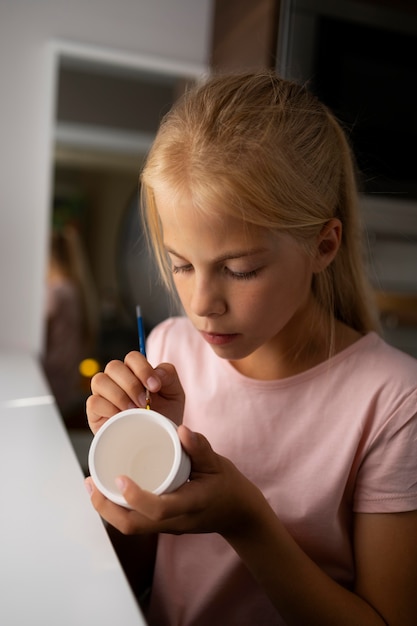 Vaso dipinto da bambina a casa