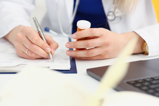 Vaso femminile della stretta della mano del medico della medicina delle pillole