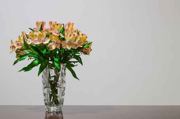 Vaso in cristallo con fiori e spazio per testo