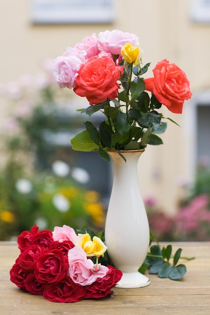 Vaso in porcellana con rose colorate