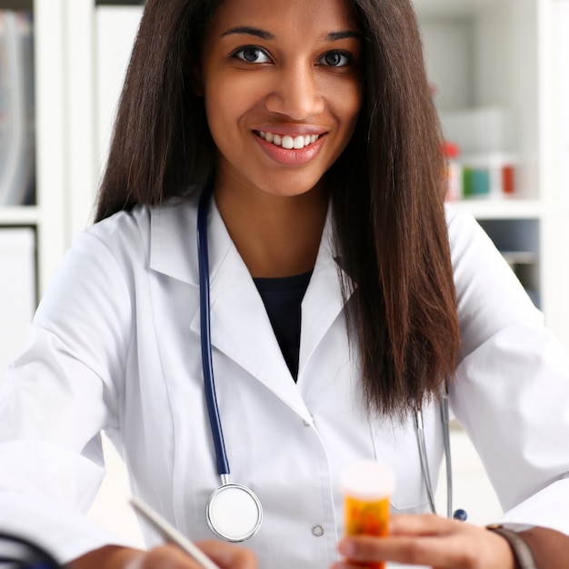 Vaso nero femminile della stretta della mano del medico della medicina