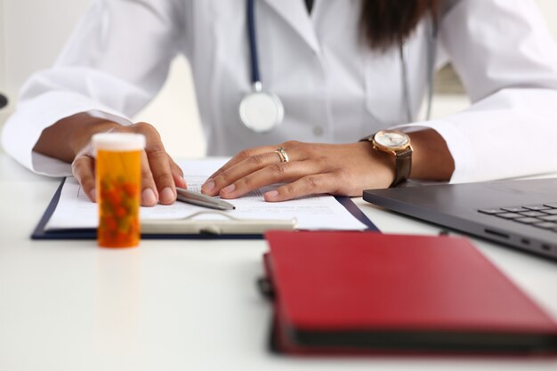 Vaso nero femminile della stretta della mano del medico della medicina