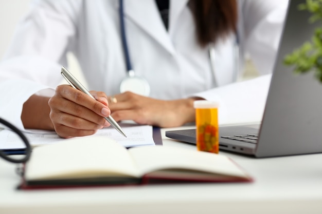 Vaso nero femminile della stretta della mano del medico della medicina