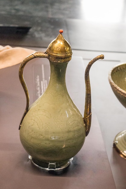 Vaso per l'acqua a forma di brocca seramica molto vecchio stile