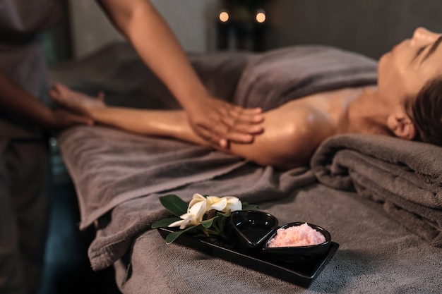 Vaso per massaggi con sale rosa e oli aromatici