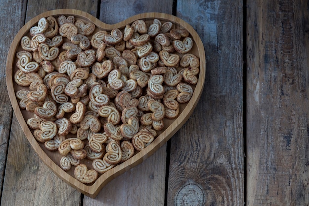 Vassoio a forma di cuore e biscotti