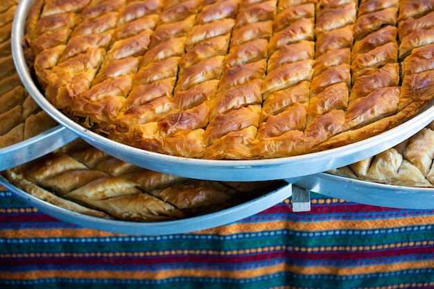 Vassoio Baklavain da dessert turco tradizionale dalla Turchia