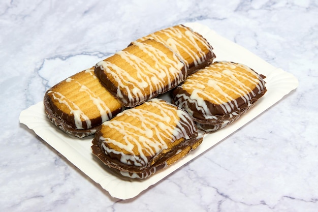 vassoio con biscotti al cioccolato e mandorle fatti in casa