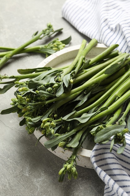 Vassoio con broccolini e tovagliolo