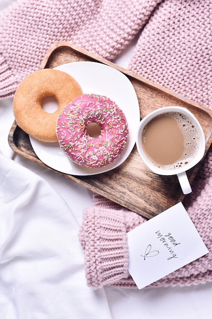 vassoio con ciambelle e tazza di caffè