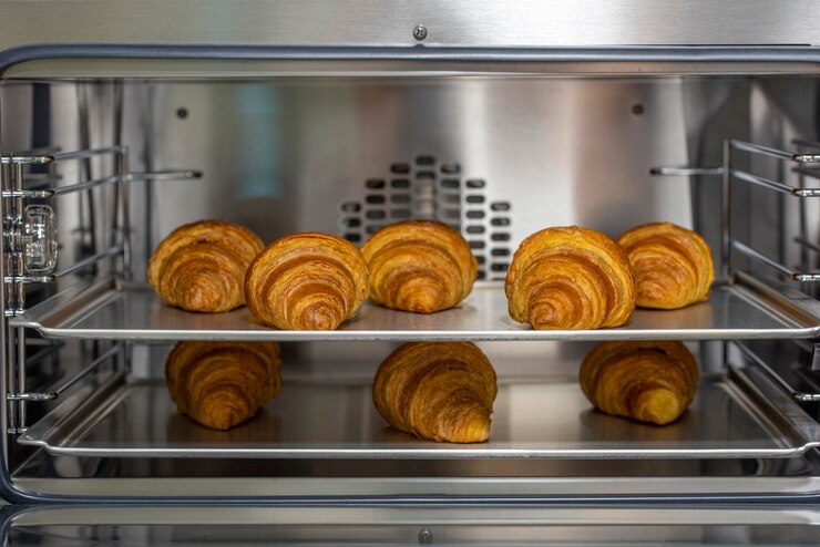 Vassoio con croissant appena sfornati