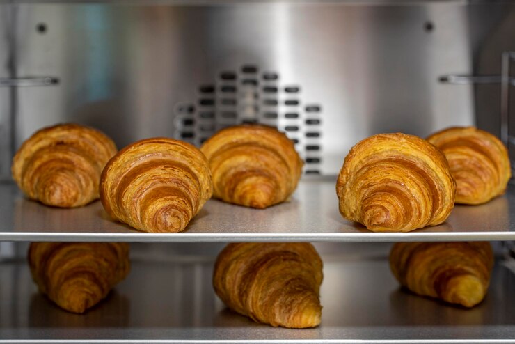 Vassoio con croissant appena sfornati