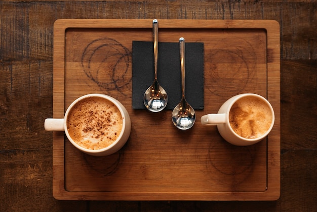 Vassoio con deliziosi caffè al bar.