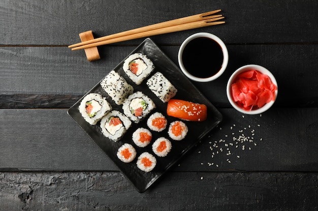 Vassoio con deliziosi rotoli di sushi su superficie di legno. cibo giapponese