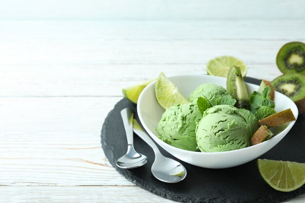 Vassoio con gelato alla menta su legno bianco