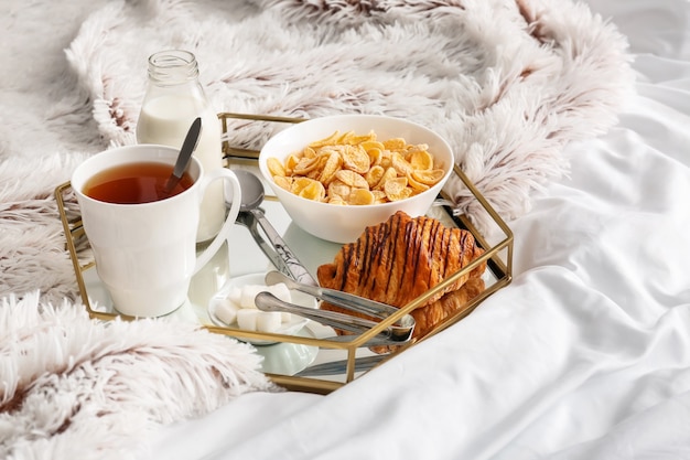 Vassoio con gustosa colazione a letto