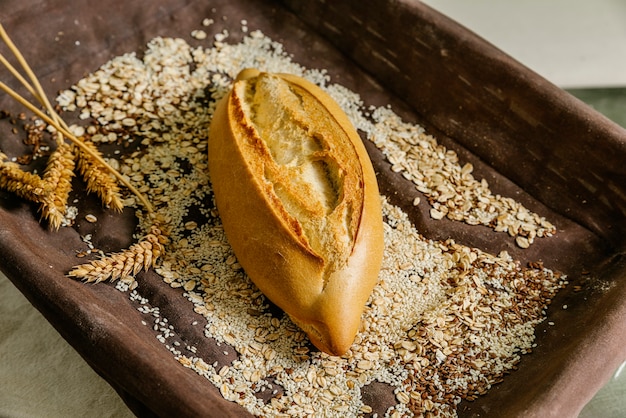 Vassoio con pane, semi e spighe di grano