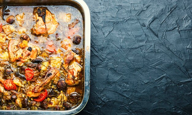 Vassoio con stufati, carne di pollo, erbe e spezie. Deliziosi cibi fatti in casa.