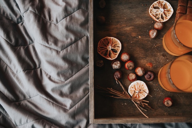 Vassoio di castagne sul letto decorazioni natalizie