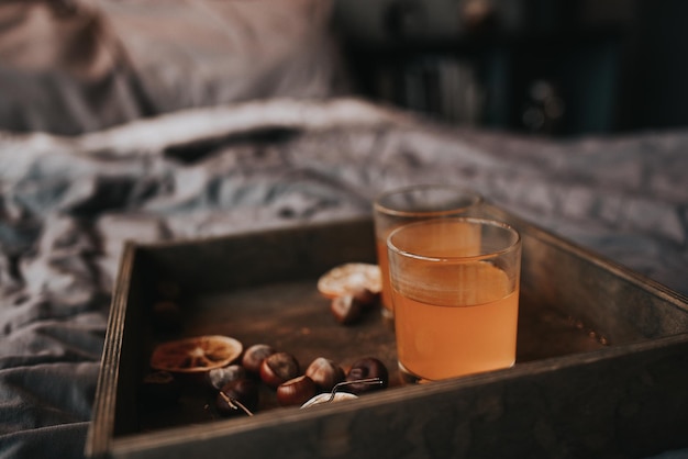 Vassoio di castagne sul letto decorazioni natalizie