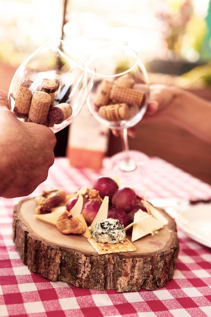 Vassoio di formaggi gourmet con vino e formaggio