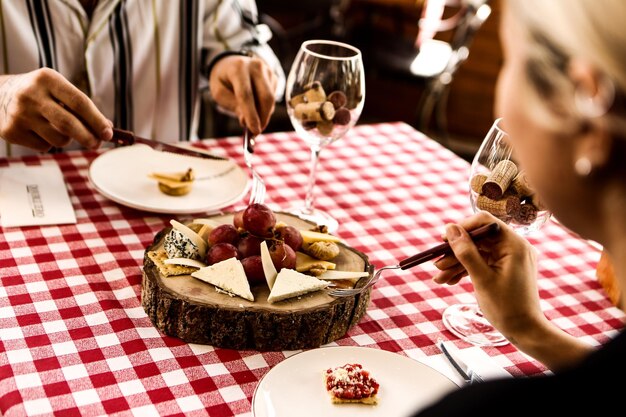 Vassoio di formaggi gourmet con vino e formaggio