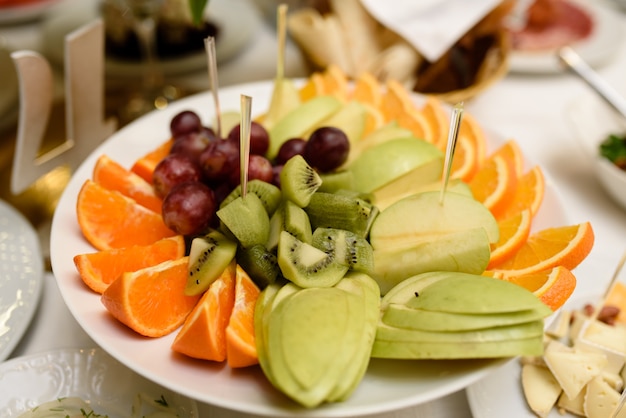 Vassoio di frutta con varie fette di cibo delizioso