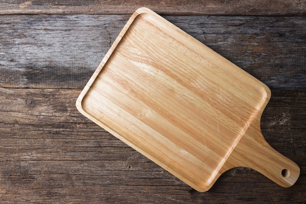 Vassoio di legno vuoto di vista superiore sul vecchio pavimento di legno