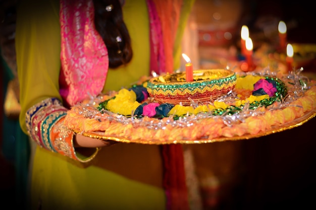 vassoio di mehndi della hennè della tenuta della ragazza con le nozze musulmane indù della candela