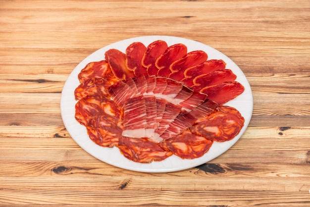 Vassoio di salsiccia di maiale iberico di ghiande con prosciutto chorizo e lombo di salsiccia