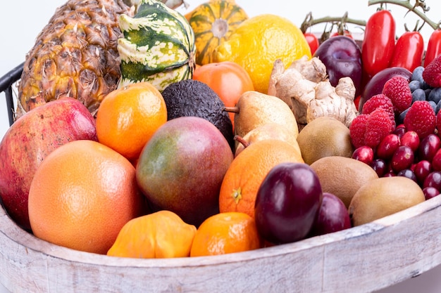 Vassoio in legno di frutta e verdura fresca isolato su uno sfondo bianco Girato in uno studio