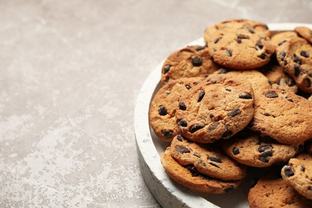 Vassoio marrone con biscotti al cioccolato