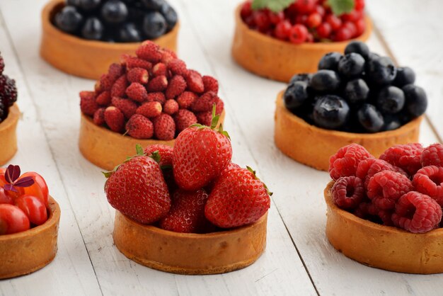 Vassoio per dessert con tortino di frutta e bacche assortito.