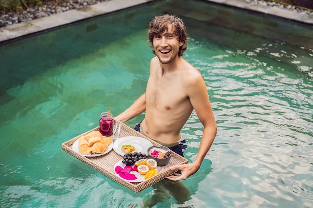 Vassoio per la colazione in piscina colazione galleggiante in hotel di lusso uomo rilassante in piscina a bere