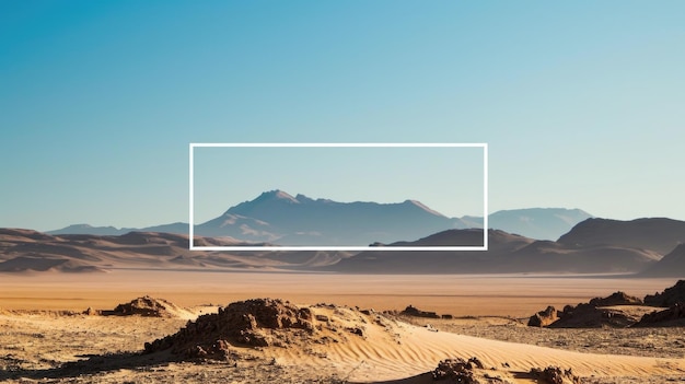 Vasto paesaggio desertico con dune di sabbia e catena montuosa