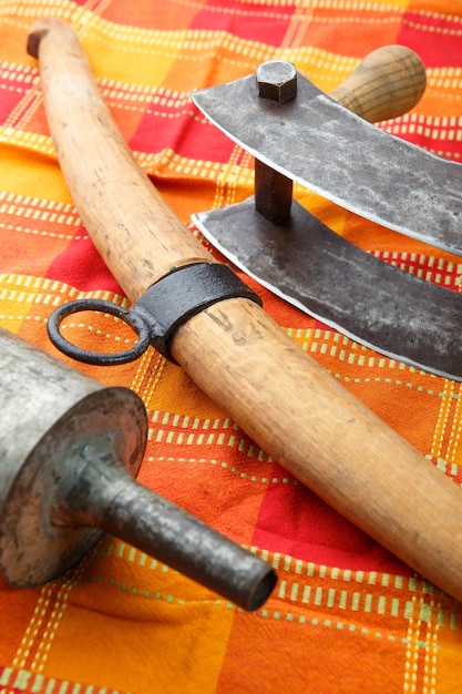 Vecchi attrezzi da cucina per la produzione di salumi e salumi