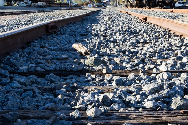 Vecchi binari ferroviari abbandonati del cantiere ferroviario industriale