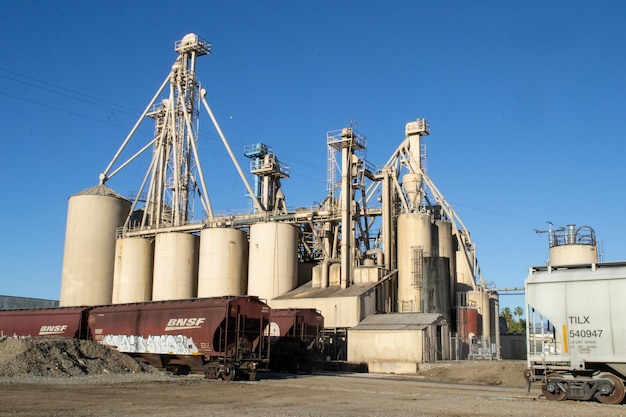 Vecchi binari ferroviari abbandonati del cantiere ferroviario industriale