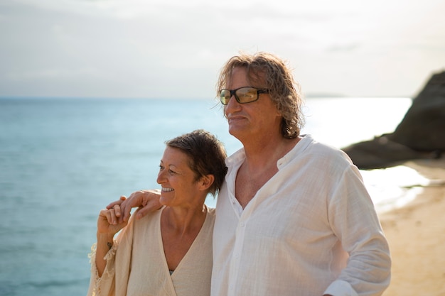 Vecchi che si divertono in spiaggia.