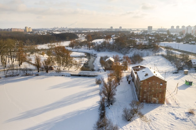 Vecchi edifici abbandonati in inverno Loshitsky Park Minsk, Bielorussia