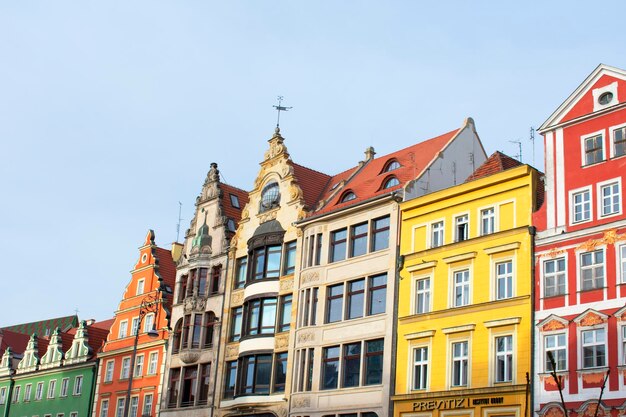 vecchi edifici con pareti colorate elementi decorativi sulle facciate e lanterne Polonia Wroclaw