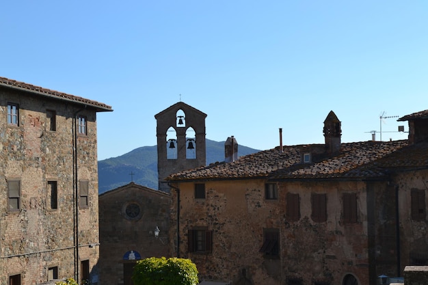 Vecchi edifici contro un cielo blu limpido